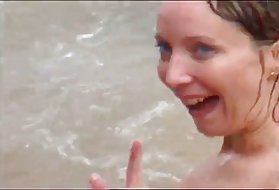 Цветная проститутка трахается на капоте