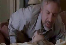 Брюнетка-сука в качестве депозита между двумя петухами