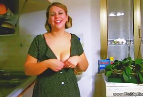 Рыжий шлюха с ее игрушками в влагалище